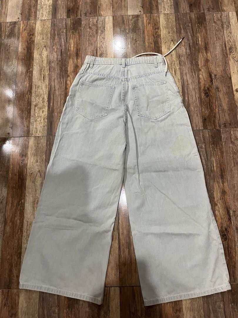 Baggy pants (Category: Jeans) located in Adams. Submitted by y2kchocothrift (Listing ID 1468468787, Image 2). Description: Waist 28 Length 40 Leghole13 Thigh 13.