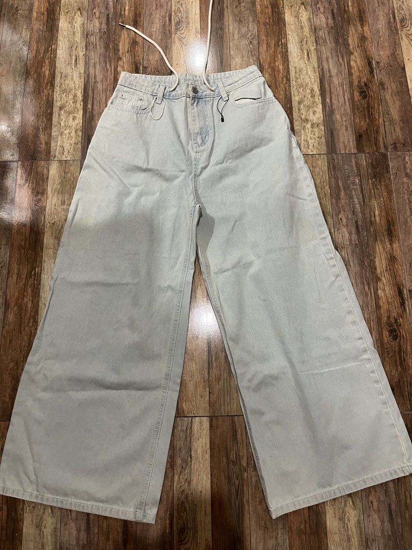 Baggy pants (Category: Jeans) located in Adams. Submitted by y2kchocothrift (Listing ID 1468468787, Image 3). Description: Waist 28 Length 40 Leghole13 Thigh 13.