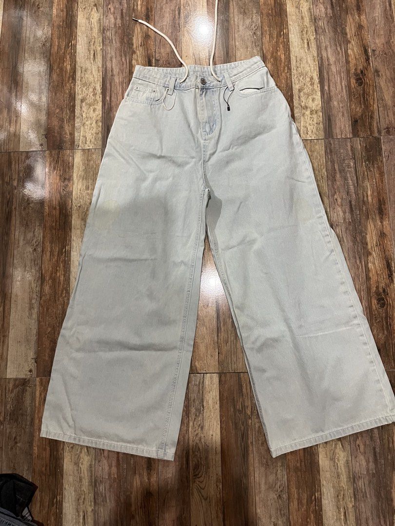 Baggy pants (Category: Jeans) located in Adams. Submitted by y2kchocothrift (Listing ID 1468468787, Image 1). Description: Waist 28 Length 40 Leghole13 Thigh 13.