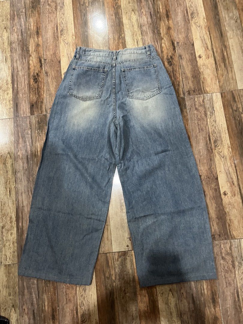 Baggy washed pants (Category: Jeans) located in Adams. Submitted by y2kchocothrift (Listing ID 1468468592, Image 2). Description: Waist 28 Length 40 Thigh14 Leghole11 .