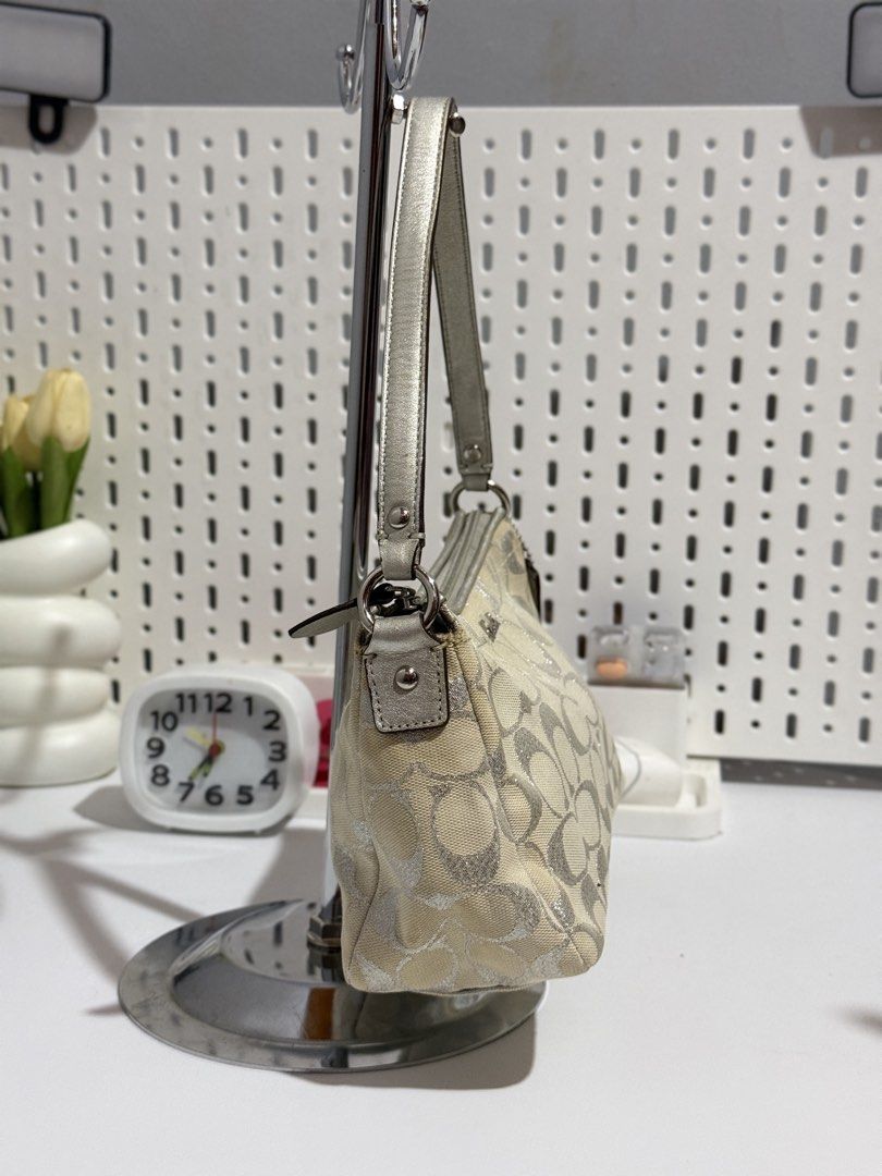 Baguette (Category: Luxury Bags & Wallets) located in Manila. Submitted by angelferre04294 (Listing ID 1468393610, Image 3). Description: .