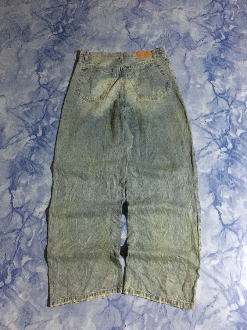 BALENCIAGA BAGGY PANTS (Category: Jeans) located in Manila. Submitted by dawgieseb (Listing ID 1468428521, Image 2). Description: nalabhan na yan, ginamit ko lang yung pic nung kakakuha palang sa bale marikina loc.