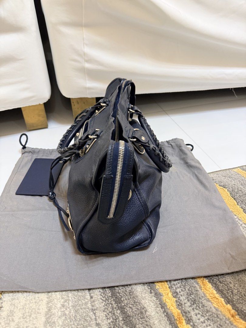 Balenciaga Classic City Bag (Category: Luxury Bags & Wallets) located in Quezon City. Submitted by ms.victoriaacuna (Listing ID 1468399788, Image 2). Description: .