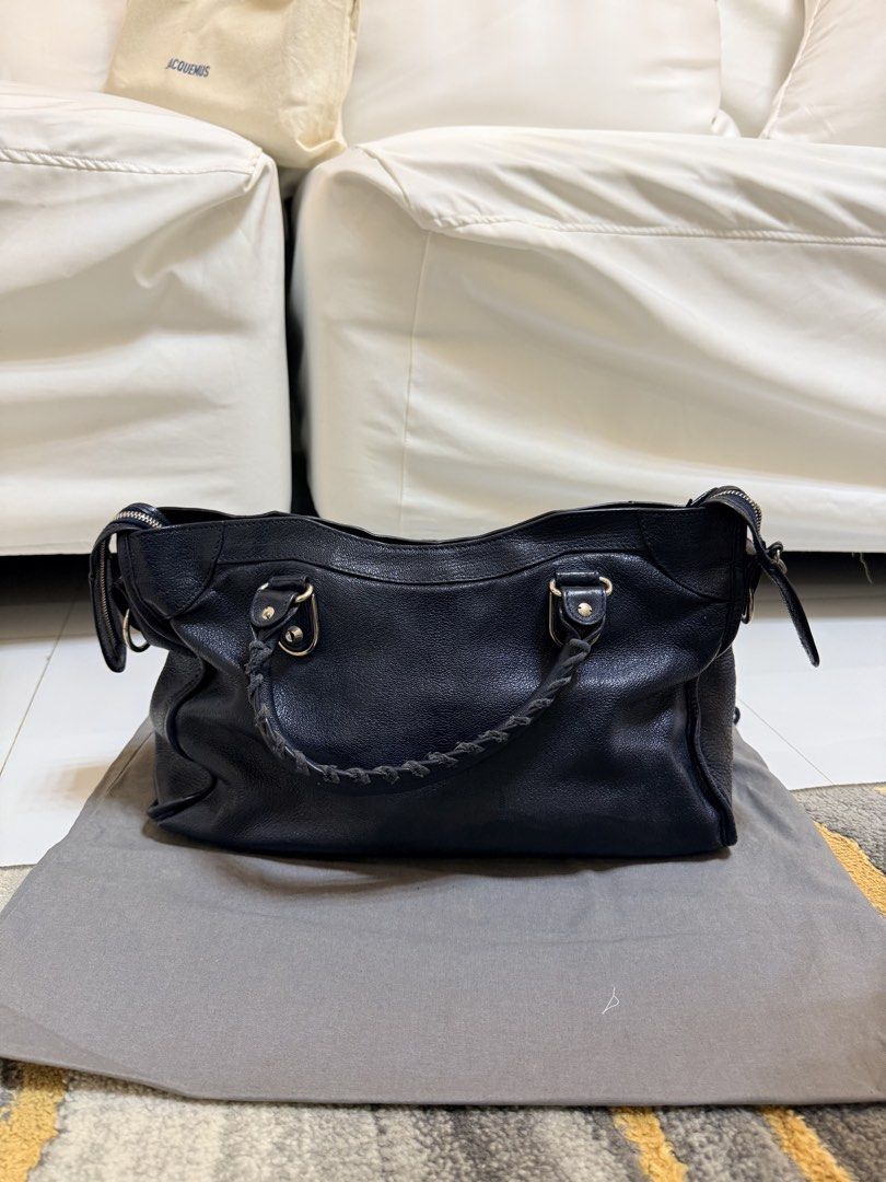 Balenciaga Classic City Bag (Category: Luxury Bags & Wallets) located in Quezon City. Submitted by ms.victoriaacuna (Listing ID 1468399788, Image 3). Description: .