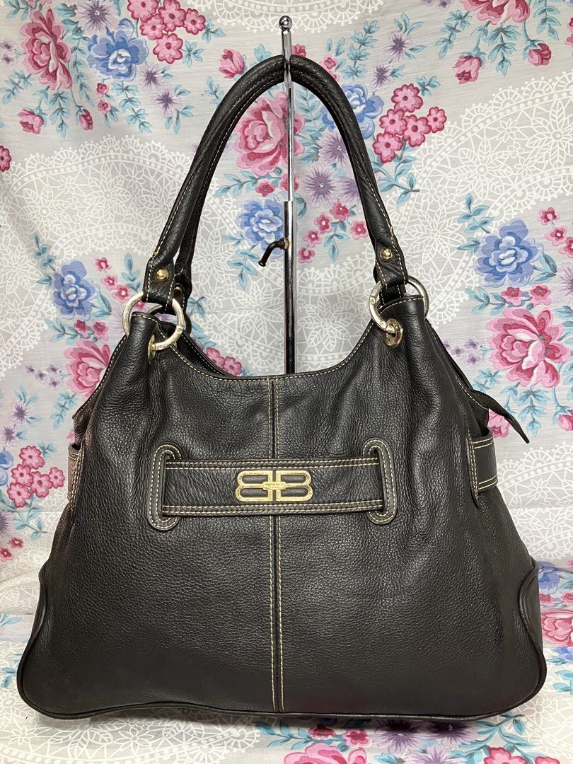 BALENCIAGA CLASSIC LEATHER SHOULDER BAG (Category: Shoulder Bags) located in General Mariano Alvarez. Submitted by adonid (Listing ID 1468308049, Image 1). Description: BALENCIAGA CLASSIC LEATHER SHOULDER BAG GOOD CONDITION NORMAL SIGN OF USAGE ONLY .