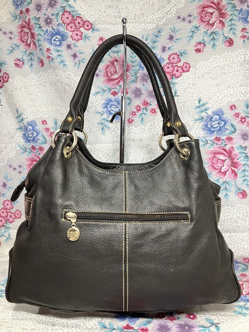 BALENCIAGA CLASSIC LEATHER SHOULDER BAG (Category: Shoulder Bags) located in General Mariano Alvarez. Submitted by adonid (Listing ID 1468308049, Image 3). Description: BALENCIAGA CLASSIC LEATHER SHOULDER BAG GOOD CONDITION NORMAL SIGN OF USAGE ONLY .