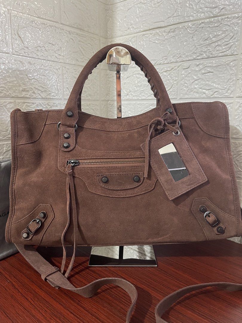 BALENCIAGA LE CITY MEDIUM SUEDE BAG (Category: Luxury Bags & Wallets) located in Manila. Submitted by grabmybags (Listing ID 1468335701, Image 3). Description: PLS READ BELOW DETAILS ⬇️⬇️⬇️ I will not entertain questions included in below info! (make reading a habit) ALL AVAILABLE! ON HAND! SOLD ITEM = DELETED NOT OPEN FOR SWAP Self-Authentication Recommended Images are of actual item for sale‼️ Refrain from asking more pictures ❌ * No Major flaw