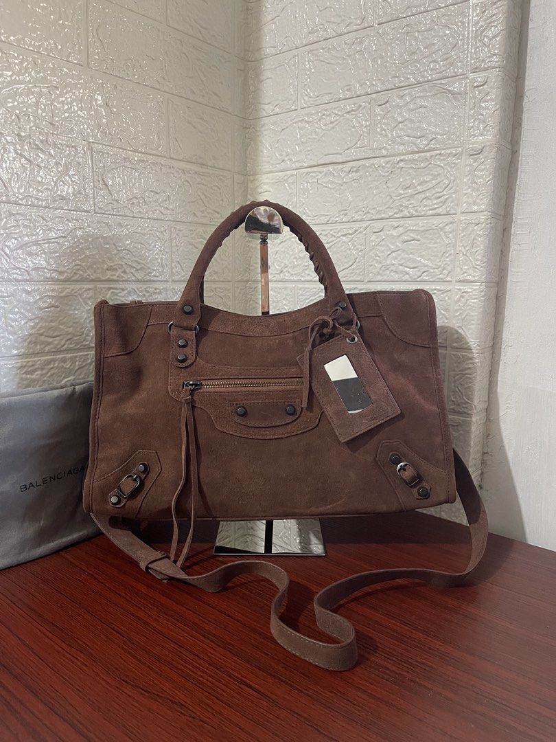 BALENCIAGA LE CITY MEDIUM SUEDE BAG (Category: Luxury Bags & Wallets) located in Manila. Submitted by grabmybags (Listing ID 1468335701, Image 1). Description: PLS READ BELOW DETAILS ⬇️⬇️⬇️ I will not entertain questions included in below info! (make reading a habit) ALL AVAILABLE! ON HAND! SOLD ITEM = DELETED NOT OPEN FOR SWAP Self-Authentication Recommended Images are of actual item for sale‼️ Refrain from asking more pictures ❌ * No Major flaw