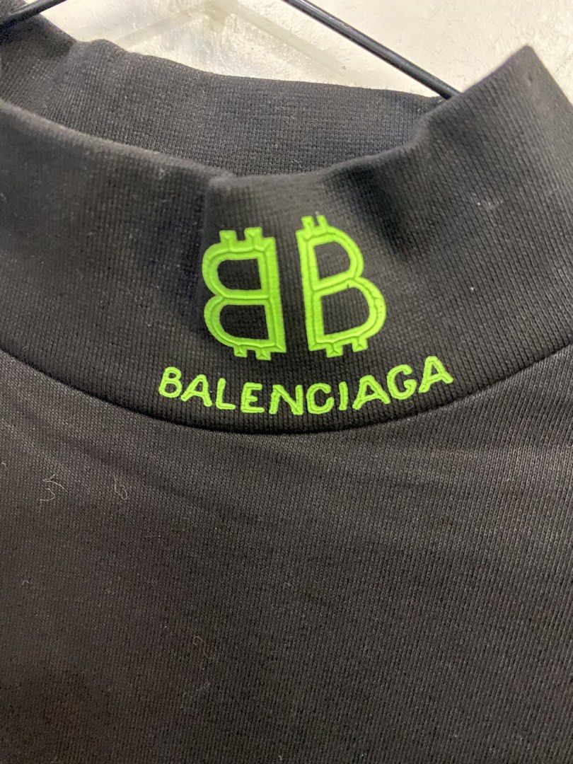 BALENCIAGA SWEATER (Category: Luxury Apparel) located in Baguio. Submitted by lairdegawd_06 (Listing ID 1468461538, Image 2). Description: Dimes-22x27 Excellent condition 10/10 color rate No flaw Complete tags Check photos for more details.