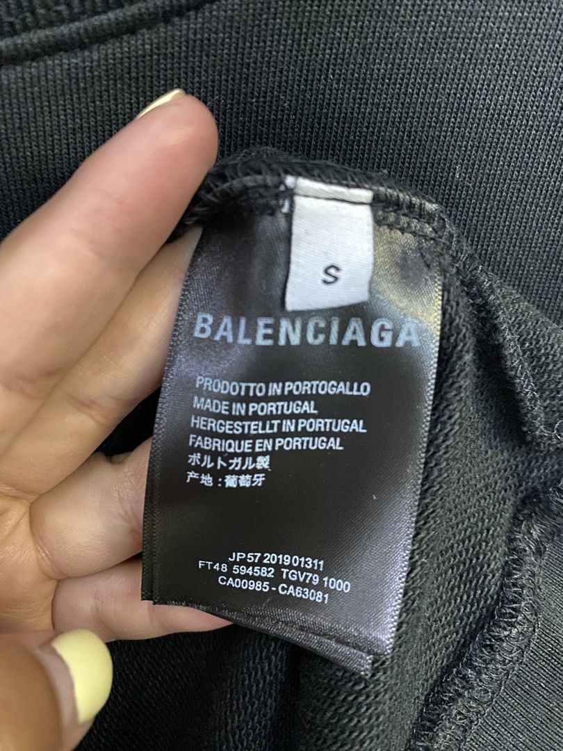 BALENCIAGA SWEATER (Category: Luxury Apparel) located in Baguio. Submitted by lairdegawd_06 (Listing ID 1468461658, Image 3). Description: Dimes-24x29 S-M Excellent condition 10/10 color rate No flaw Complete tags Check photos for more details.