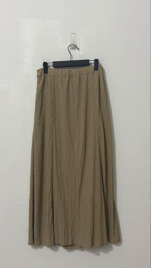Banananaxx garterized textured long skirt (Category: Skirts) located in Cordova. Submitted by thedecluterrer (Listing ID 1468285173, Image 3). Description: .