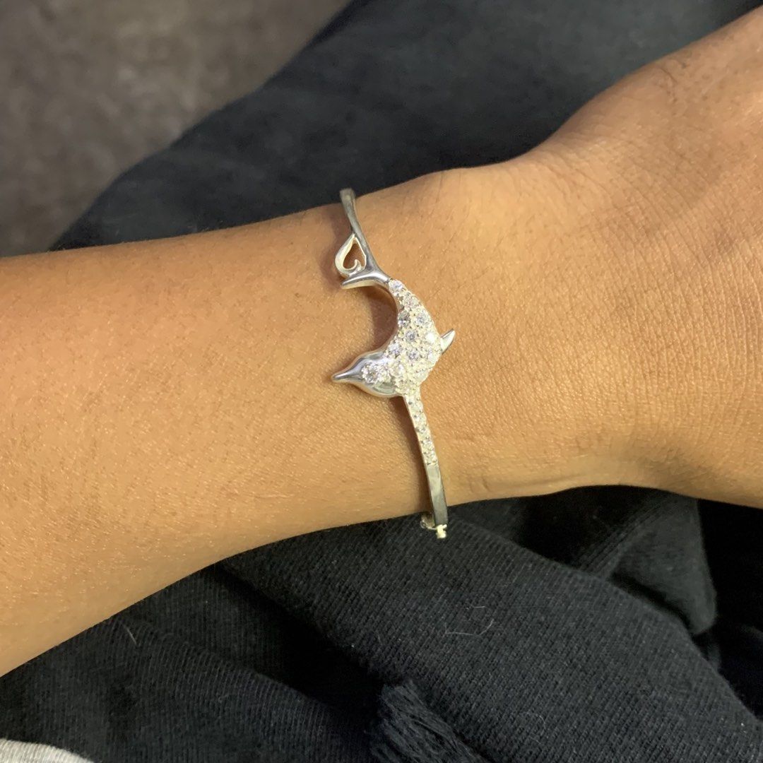 Bangle Dolphin 7inches wrist Size (Category: Body Jewelry) located in Antipolo. Submitted by redwatchmnl (Listing ID 1468341605, Image 3). Description: 7.4grams Size 7 ₱1450 nego slight JNT/LBC/LALAMOVE shipments .