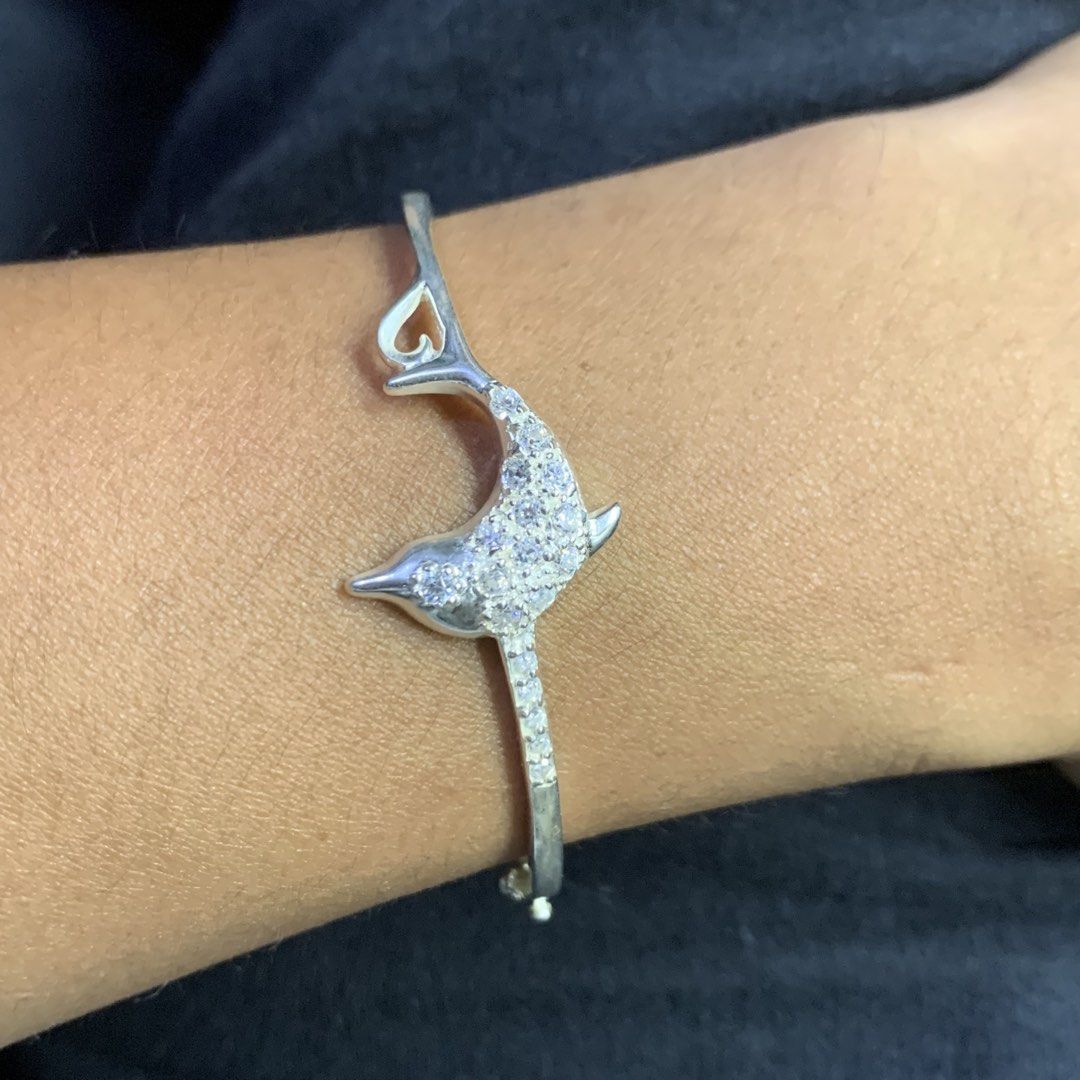 Bangle Dolphin 7inches wrist Size (Category: Body Jewelry) located in Antipolo. Submitted by redwatchmnl (Listing ID 1468341605, Image 1). Description: 7.4grams Size 7 ₱1450 nego slight JNT/LBC/LALAMOVE shipments .