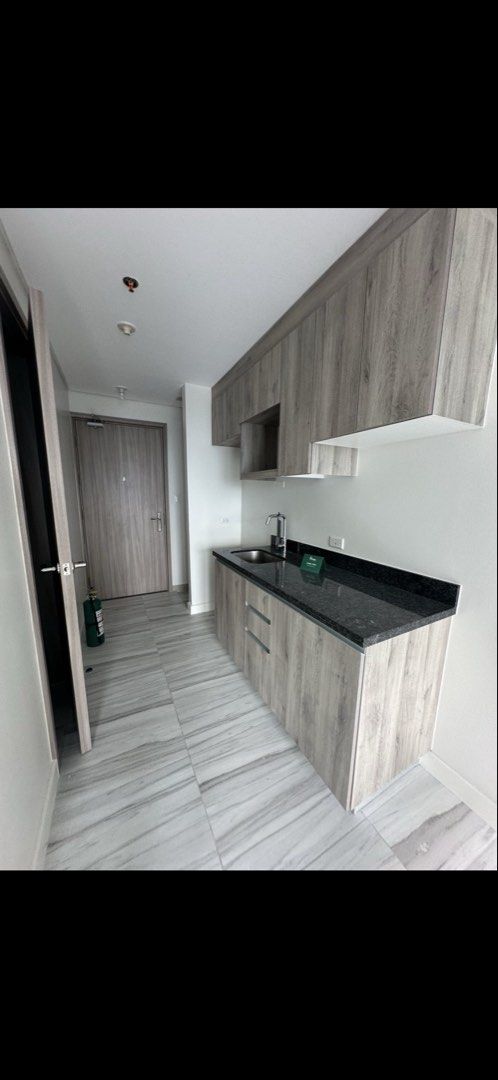 Bare studio unit for sale in Maven South ! (Category: Apartments & Condos) located in Pasig City. Submitted by aris_09173099960 (Listing ID 1468384471, Image 2). Description: Bare studio unit for sale in Maven South at Capitol Commons, located on the 32nd floor with no parking..