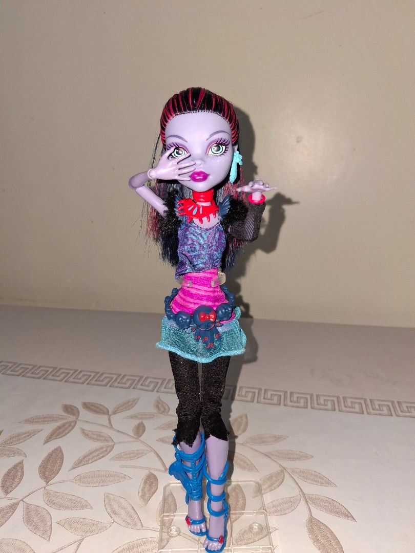 Basic JaneBolittle (Category: Figurines & Statues) located in Lipa City. Submitted by gabriels._08 (Listing ID 1468460548, Image 1). Description: Jane boolittle (Basic)-900 Conditions: Jane bo -lacks of accesso -crown -3 bracelet -stick -bag - pet Yellowing on neck Soft hair Overall rating: 7.5/10 MOP:Gcash ,Gotyme MOD:J&T.