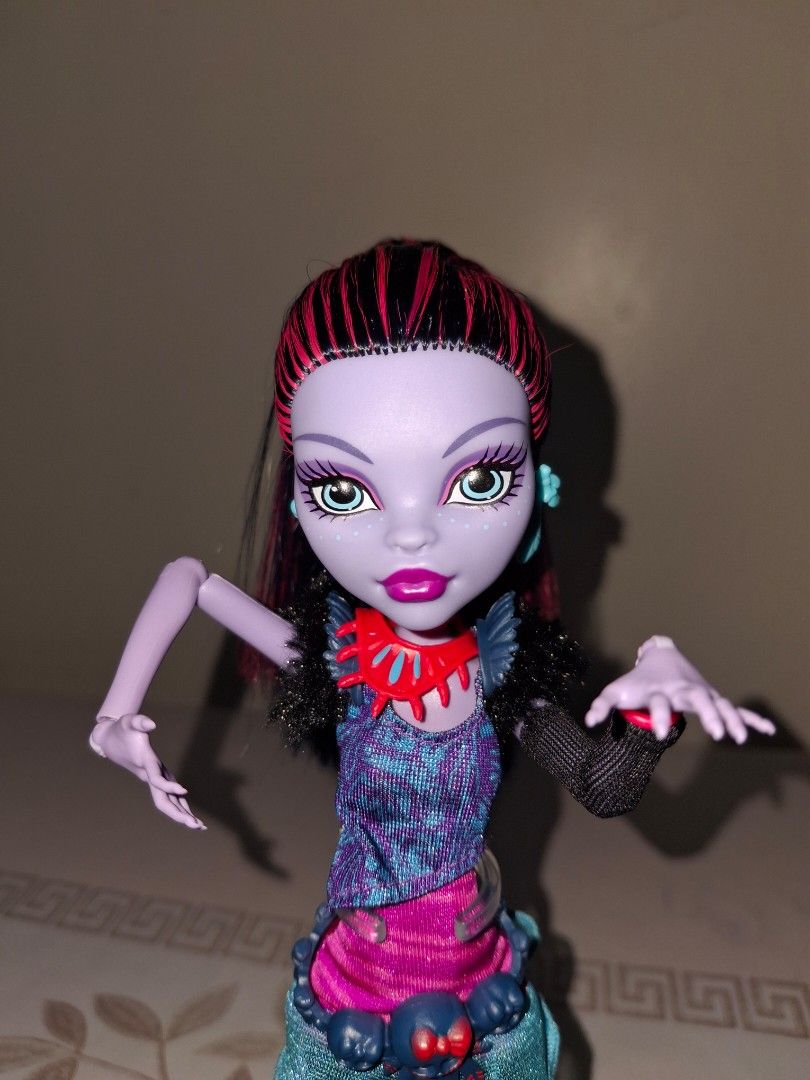 Basic JaneBolittle (Category: Figurines & Statues) located in Lipa City. Submitted by gabriels._08 (Listing ID 1468460548, Image 2). Description: Jane boolittle (Basic)-900 Conditions: Jane bo -lacks of accesso -crown -3 bracelet -stick -bag - pet Yellowing on neck Soft hair Overall rating: 7.5/10 MOP:Gcash ,Gotyme MOD:J&T.