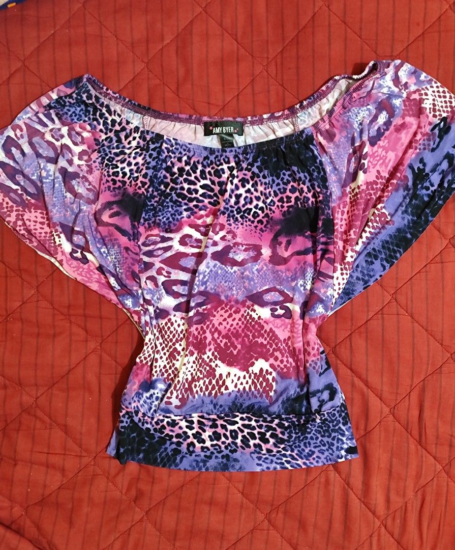 Batwing top with animal and snake print (Category: Others Tops) located in Iloilo. Submitted by cynehllevie (Listing ID 1468476902, Image 1). Description: 🍥size m 🍥AMY BYER BATWING TOP.