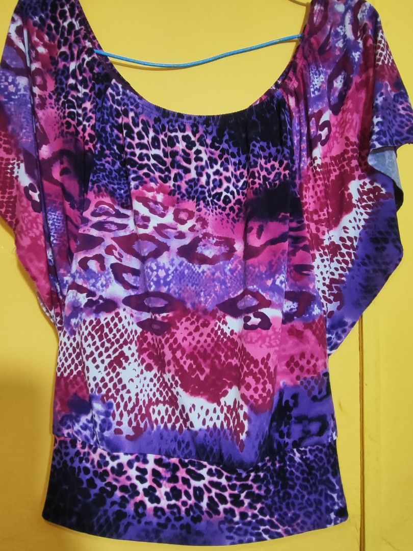 Batwing top with animal and snake print (Category: Others Tops) located in Iloilo. Submitted by cynehllevie (Listing ID 1468476902, Image 2). Description: 🍥size m 🍥AMY BYER BATWING TOP.