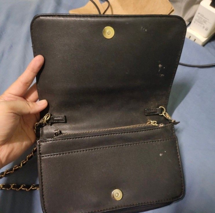 bebe Black Quilted Chain Strap Crossbody Bag (Category: Cross-body Bags) located in Quezon City. Submitted by dncpreloved (Listing ID 1468355418, Image 3). Description: - Brand: bebe - Color & Style: Black quilted crossbody with chevron pattern - Hardware: Elegant gold-tone chain strap and matching hardware - Closure & Interior: Secure magnetic closure, includes an interior zipper pocket and card slots - Size: Compact, perfect for daily essential