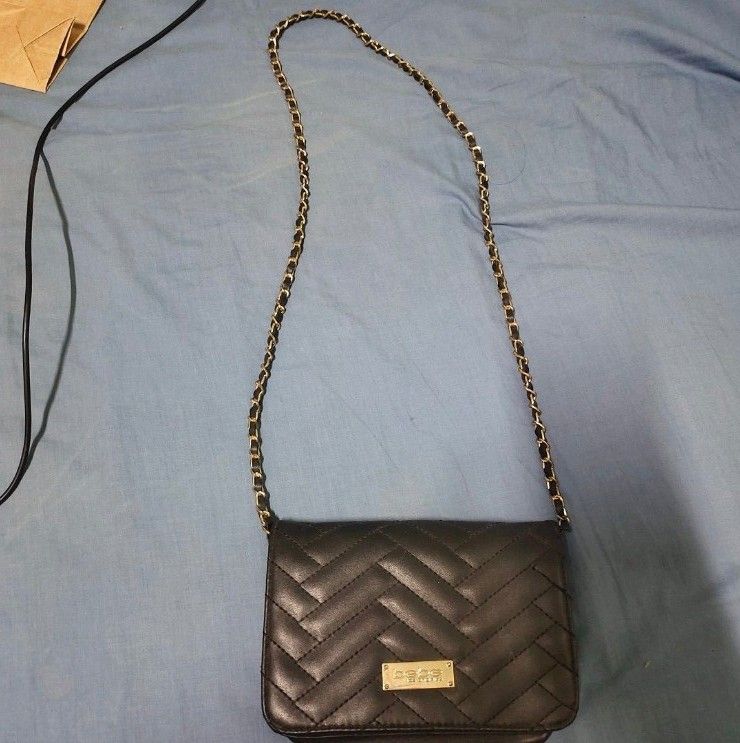 bebe Black Quilted Chain Strap Crossbody Bag (Category: Cross-body Bags) located in Quezon City. Submitted by dncpreloved (Listing ID 1468355418, Image 2). Description: - Brand: bebe - Color & Style: Black quilted crossbody with chevron pattern - Hardware: Elegant gold-tone chain strap and matching hardware - Closure & Interior: Secure magnetic closure, includes an interior zipper pocket and card slots - Size: Compact, perfect for daily essential