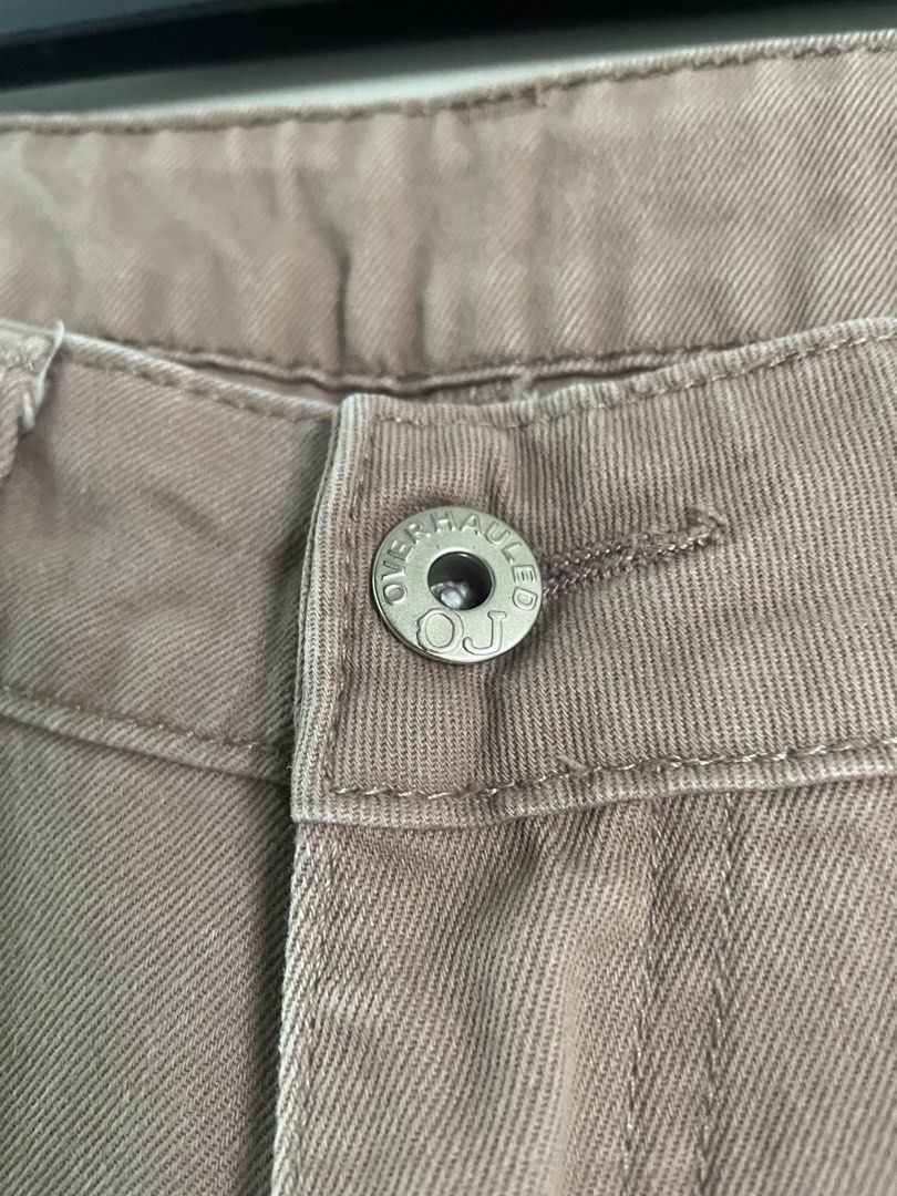 Bench Brown Chinos Shorts (Category: Chinos) located in Tagum. Submitted by declutterflyy (Listing ID 1468335041, Image 2). Description: Size: 30.