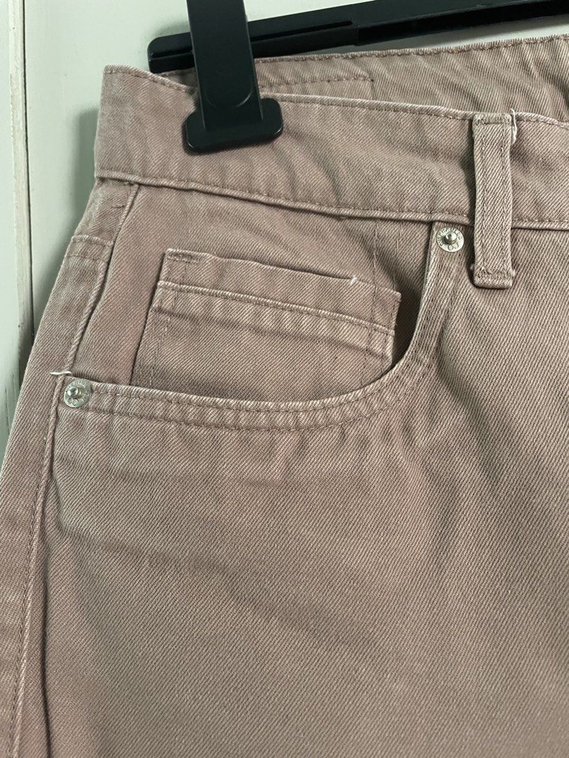 Bench Brown Chinos Shorts (Category: Chinos) located in Tagum. Submitted by declutterflyy (Listing ID 1468335041, Image 3). Description: Size: 30.