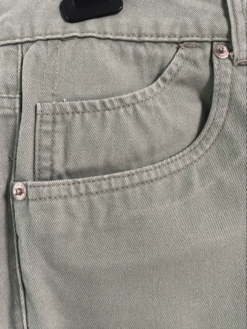 Bench Green Chinos Shorts (Category: Chinos) located in Tagum. Submitted by declutterflyy (Listing ID 1468335042, Image 3). Description: - Condition: Good everyday piece with slight fraying near the pocket stitch and belt loop from past wear - Size: 30.