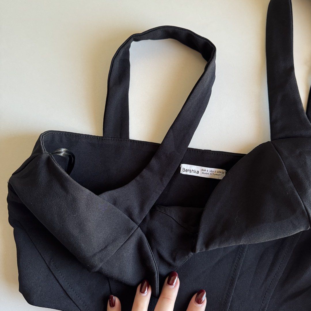 Bershka Black Bustier Crop Top (Category: Sleeveless) located in Santa Rosa. Submitted by ceyllective (Listing ID 1468369013, Image 2). Description: .