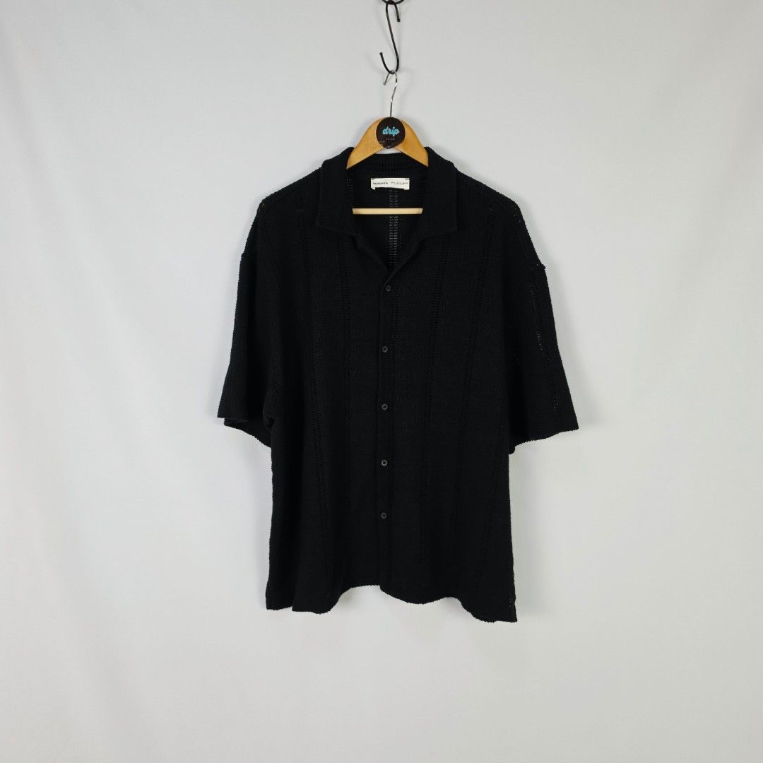 Bershka Black Knitted Polo (Category: Formal Shirts) located in Pasig City. Submitted by driplocale (Listing ID 1468313387, Image 1). Description: Bershka Black Knitted Polo Condition 9.5/10 (Pristine Condition✨) Size: XL Chest Width: 26inches Shoulder Width: 23inches Length (Shoulder to Hem): 30inches.