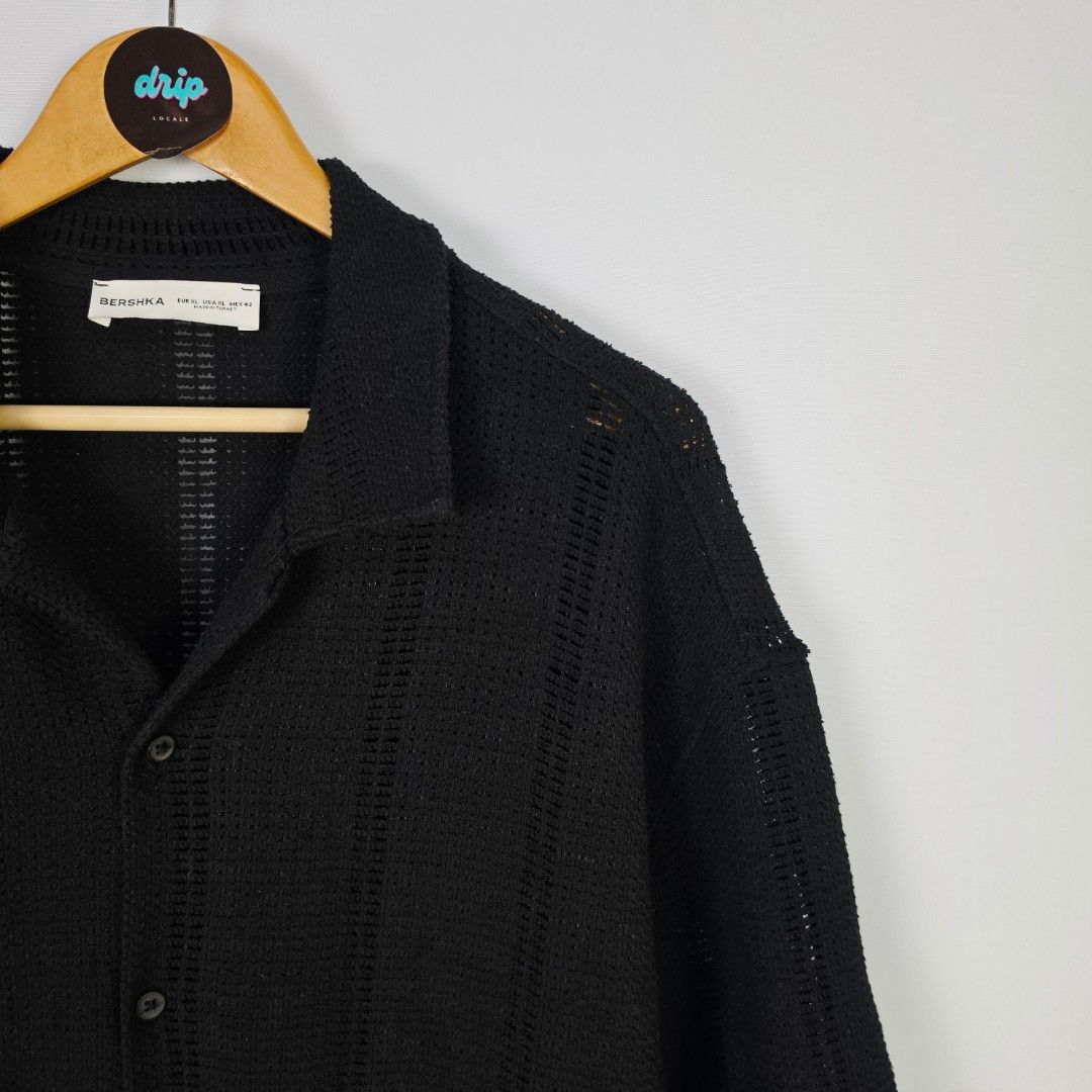 Bershka Black Knitted Polo (Category: Formal Shirts) located in Pasig City. Submitted by driplocale (Listing ID 1468313387, Image 3). Description: Bershka Black Knitted Polo Condition 9.5/10 (Pristine Condition✨) Size: XL Chest Width: 26inches Shoulder Width: 23inches Length (Shoulder to Hem): 30inches.
