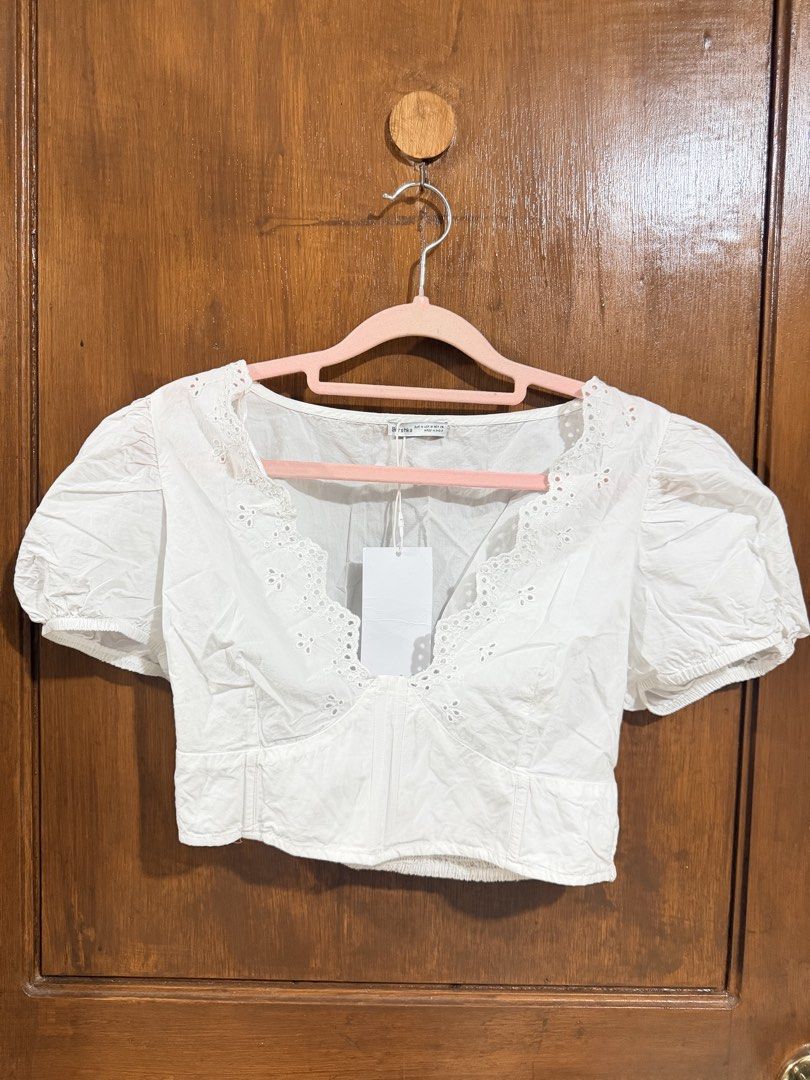 Bershka White Dainty Puff Sleeves Top (Category: Blouses) located in Manila. Submitted by declutterwithC (Listing ID 1468306044, Image 3). Description: Best fit medium Brand new w tag.