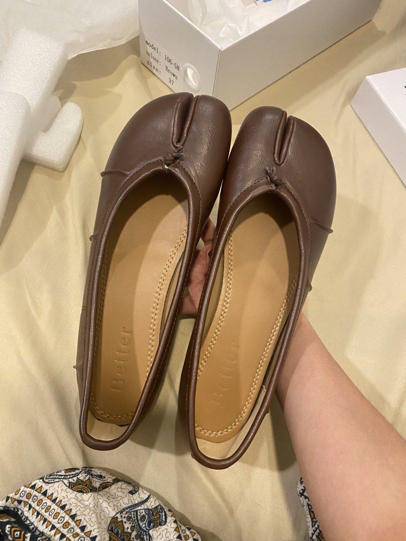 Better Tabi Soft Flats | NEVER WORN (Category: Flats & Sandals) located in Quezon City. Submitted by caf32098 (Listing ID 1468388532, Image 1). Description: Never been used!!! RFS: Pasalubong from Vietnam, sadly it’s 1.5cm too big on me so I have to sell it. Color: Warm brown Size: 6-7 (23.5cm ) Materal: Leather Inclusion: 2 dust bags, shoe box, paperbag, even the cards and shaper complete everything.
