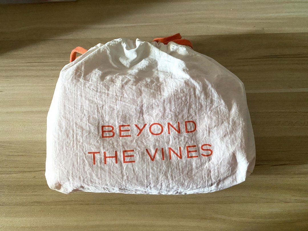 Beyond the Vines Poofy Bag (Category: Shoulder Bags) located in Quezon City. Submitted by kimcasilla09715 (Listing ID 1468353168, Image 1). Description: Barely Used Good Condition.