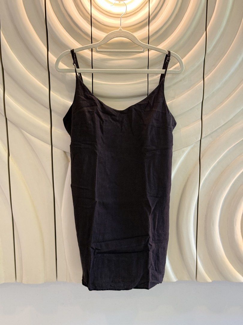 Billabong Black Cami Tank Top (Category: Sleeveless) located in Angeles City. Submitted by adeclutters__ (Listing ID 1468341791, Image 1). Description: - Brand: Billabong - Color: Classic black - Fabric: Lightweight and textured - Neckline: V-neck - Straps: Adjustable thin straps with metal sliders - Details: Small metal logo plate on the back neckline - Versatility: Perfect as a basic layering piece or worn alone on warm days Bought at 2000 Sell