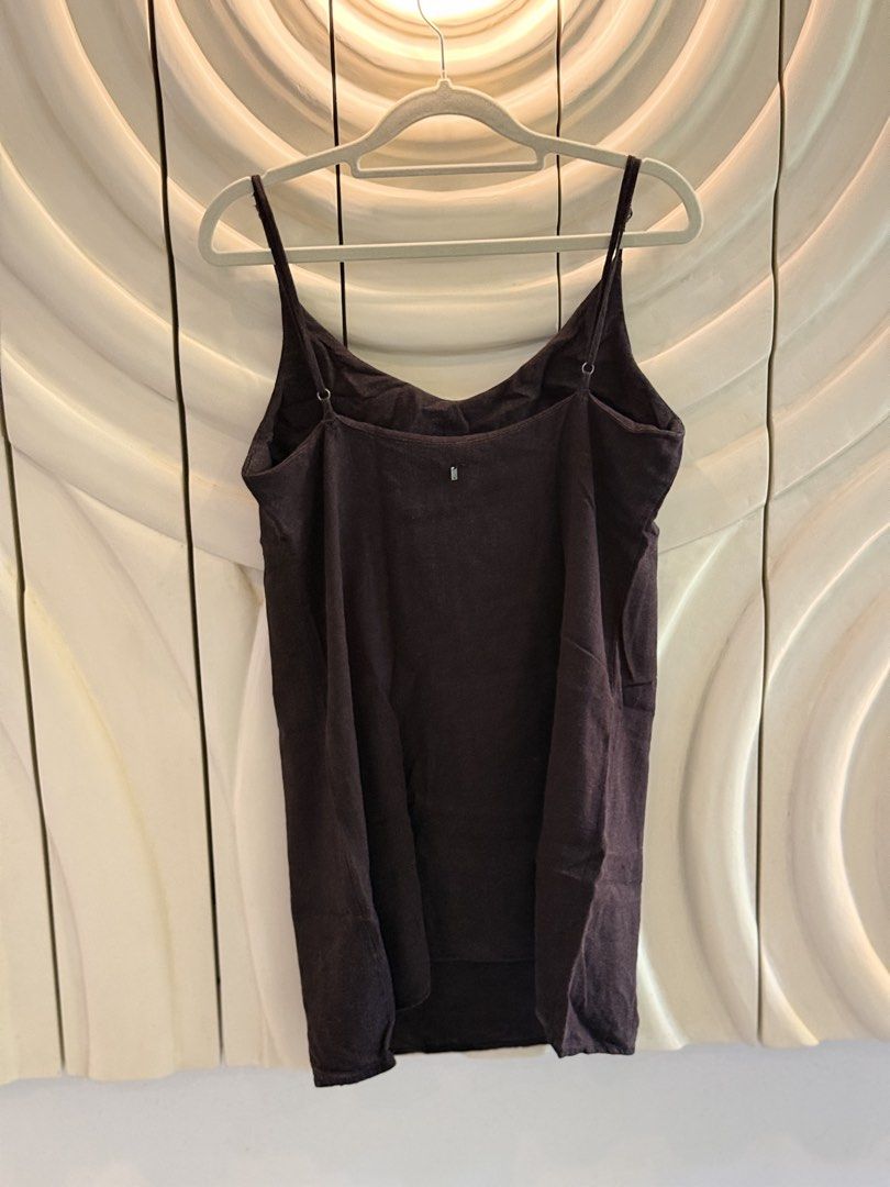 Billabong Black Cami Tank Top (Category: Sleeveless) located in Angeles City. Submitted by adeclutters__ (Listing ID 1468341791, Image 2). Description: - Brand: Billabong - Color: Classic black - Fabric: Lightweight and textured - Neckline: V-neck - Straps: Adjustable thin straps with metal sliders - Details: Small metal logo plate on the back neckline - Versatility: Perfect as a basic layering piece or worn alone on warm days Bought at 2000 Sell