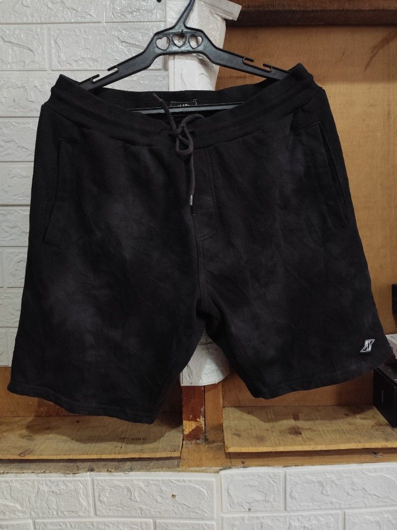 Billabong sweatshort (Category: Shorts) located in Kabacan. Submitted by thriftpingts (Listing ID 1468314592, Image 1). Description: Billabong sweatshort (S on tag Condition: 10/10 Color rate : 10/10 Waist: 30-36 Length: 18.5 Hem: 11 Washtags: ✅ Issue: ❌.