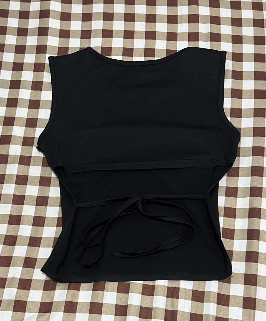 Black Backless Self Tie Top (Category: Sleeveless) located in Mabalacat. Submitted by lilyfieds (Listing ID 1468470695, Image 2). Description: - Can fit xs to semi med - Never worn - Backless.