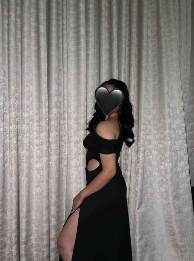 black evening dress (Category: Evening dresses & gowns) located in Calumpit. Submitted by hydrangeashues (Listing ID 1468317015, Image 1). Description: black floor length evening dress.