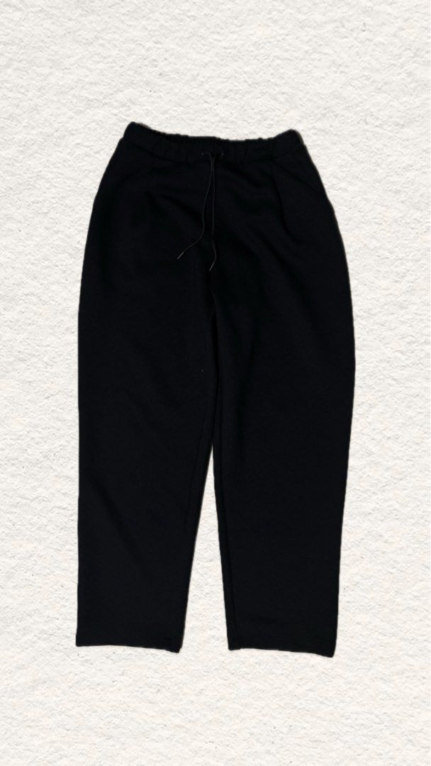 Black fleece sweatpants with adjustable drawstring waist (Category: Joggers) located in General Santos City (Dadiangas). Submitted by choco_apparel (Listing ID 1468498416, Image 1). Description: - Color: Black - Fit: Relaxed straight-leg - Material: Soft fleece lining inside for extra warmth and comfort - Features: Elastic waistband with matching black drawstring, deep side pockets - Condition: Clean, zero wear and tear - Best for: Lounging or ca
