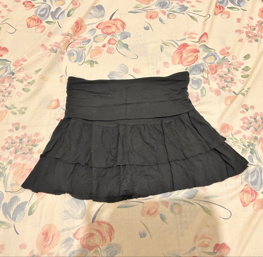 Black Foldover Layered Mini Skirt (Category: Skirts) located in Pinamalayan. Submitted by _dragonfly (Listing ID 1468376914, Image 1). Description: 🪡 size: S-M.