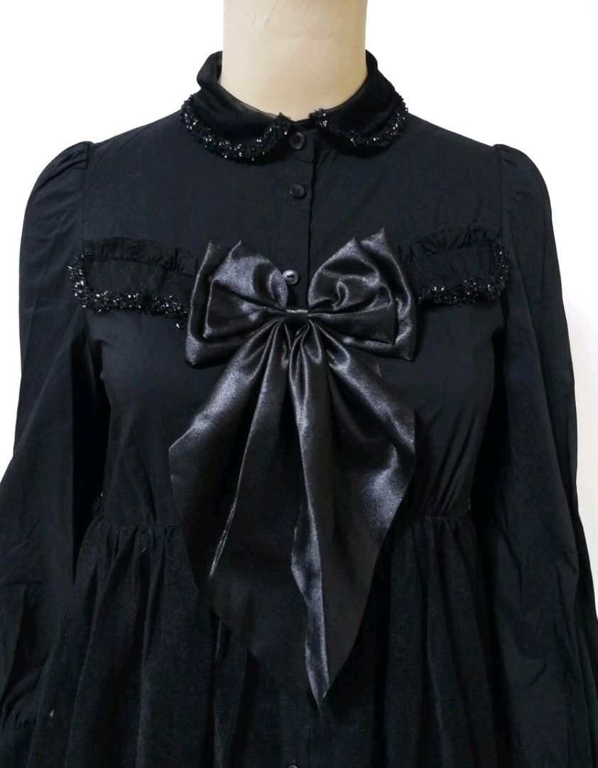 BLACK GOTHIC LONG SLEEVE DRESS (Category: Dresses) located in Manila. Submitted by akiramae16 (Listing ID 1468301193, Image 2). Description: Super pretty in person ❤ Removable bow 🎀 Excellent condition ✨ Pwede pangphotoshoot or panghalloween costume.