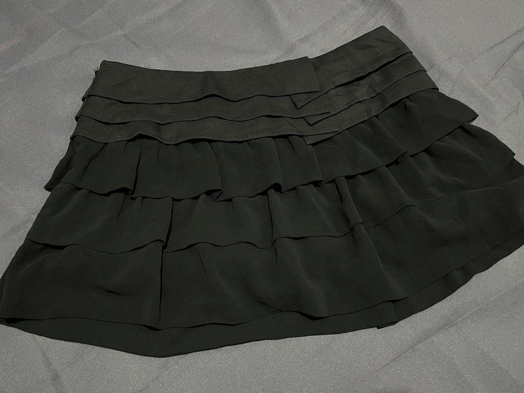 Black Layered Ruffle Skort (Category: Skirts) located in Quezon City. Submitted by ayapiaya (Listing ID 1468317213, Image 1). Description: W: 29-30 L: 12 - Brand/Model: AIMILA black layered ruffle skort - Size: L (tagged 165/88A) - Design: Multi-tiered ruffle front for a stylish look - Comfort: Built-in shorts underneath for extra coverage - Closure: Side zipper - Material: Smooth, lightweight, and versatile.