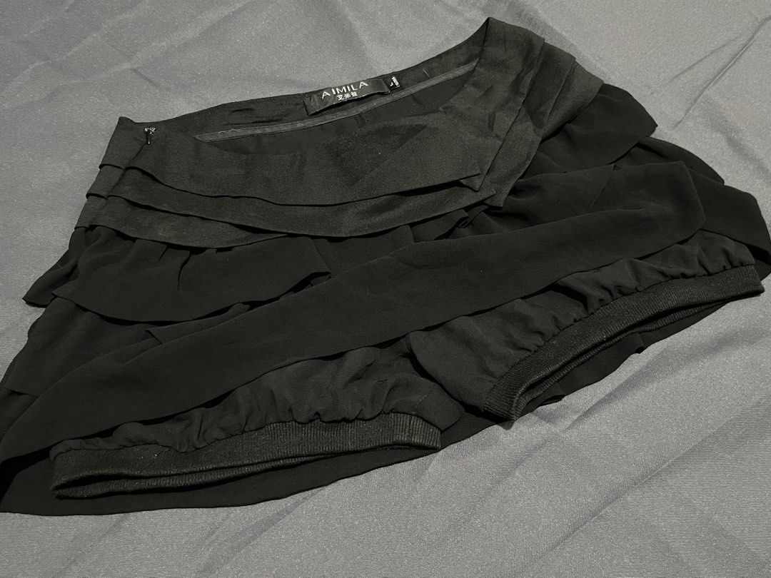 Black Layered Ruffle Skort (Category: Skirts) located in Quezon City. Submitted by ayapiaya (Listing ID 1468317213, Image 3). Description: W: 29-30 L: 12 - Brand/Model: AIMILA black layered ruffle skort - Size: L (tagged 165/88A) - Design: Multi-tiered ruffle front for a stylish look - Comfort: Built-in shorts underneath for extra coverage - Closure: Side zipper - Material: Smooth, lightweight, and versatile.