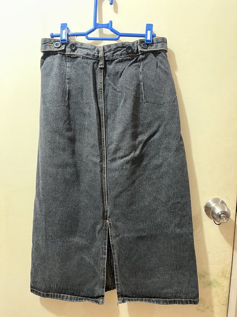 Black long denim skirt (Category: Skirts) located in Manila. Submitted by aiyuan17 (Listing ID 1468365947, Image 3). Description: Black long denim skirt Waist: 23-26 inches Length: 29 inches With a slit at the back Adjustable waist button .