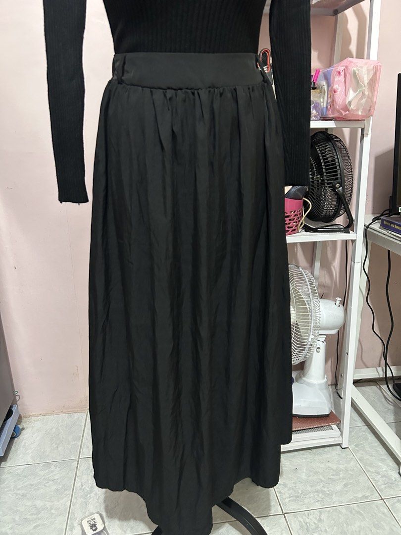 Black long Skirt (Category: Dresses) located in Makati City. Submitted by aizy_sell (Listing ID 1468355062, Image 2). Description: - Color: Solid black Can fit medium to large Stretchable.