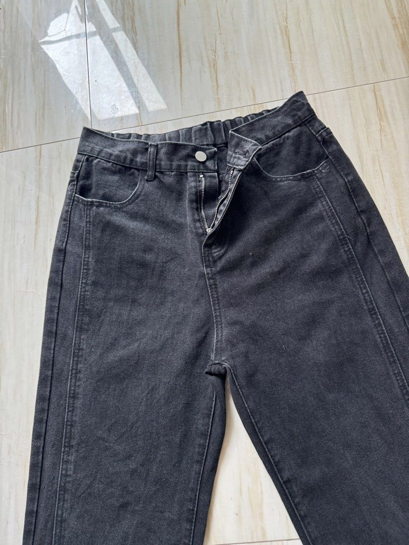 Black Pants Jeans Outfit (Category: Activewear) located in Mandaluyong City. Submitted by rxstudio (Listing ID 1468313425, Image 2). Description: Black Pants Jeans Outfit (Unisex) Size in Inches Length: 39 Waist: 29-30 Leg Opening: 9 ₱350 + SF Pick-up/Meet-up: Mandaluyong, Highway Hills (recommended to avoid scams) Delivery: Available via Lalamove (Shipping fee to be shouldered by the buyer.