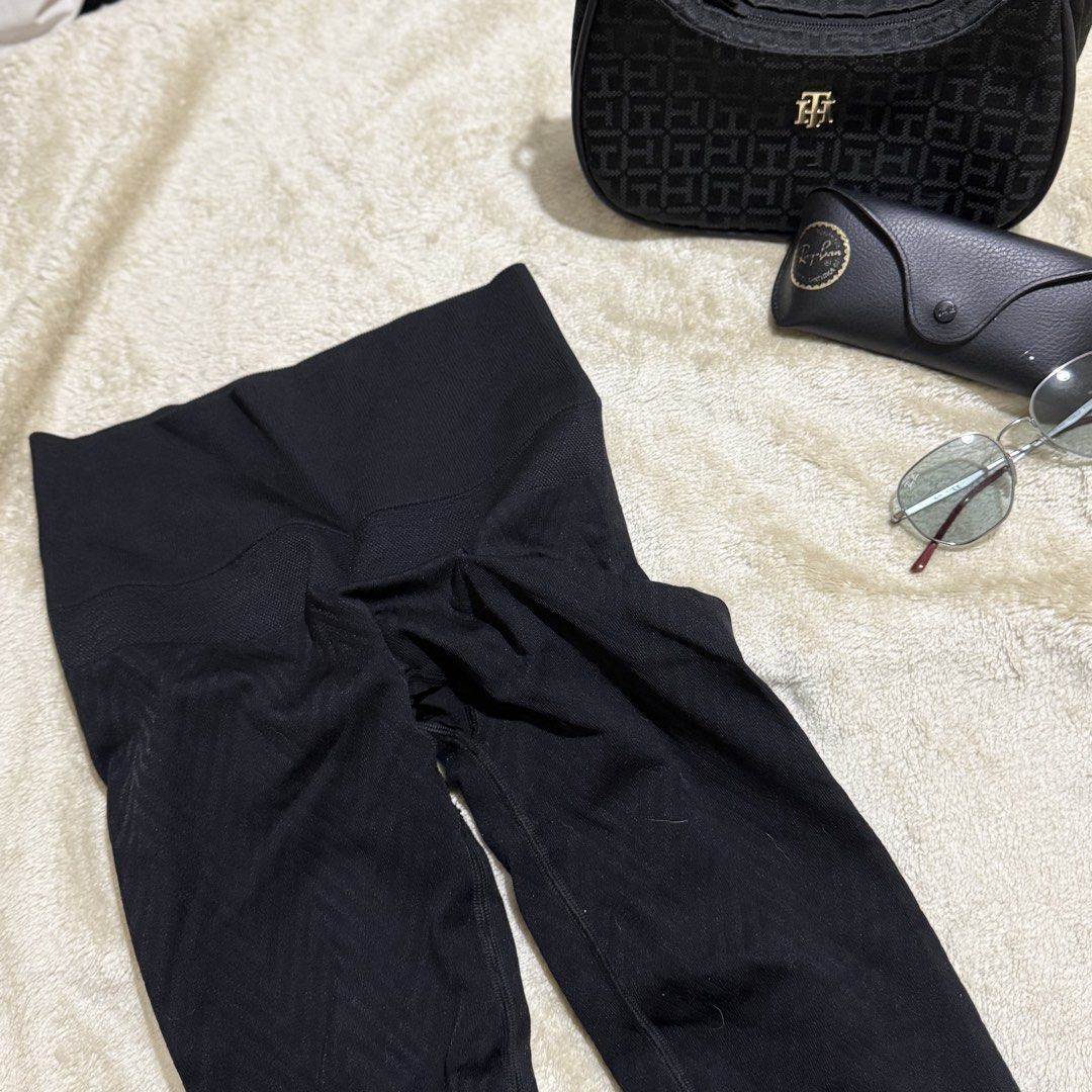 Black Patterned High-Waisted Full-Length Leggings (Category: Activewear) located in Pasay City. Submitted by bellita_05 (Listing ID 1468459144, Image 2). Description: .