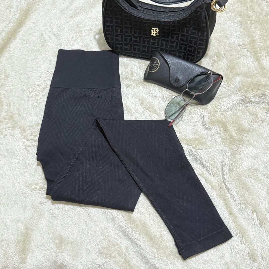 Black Patterned High-Waisted Full-Length Leggings (Category: Activewear) located in Pasay City. Submitted by bellita_05 (Listing ID 1468459144, Image 1). Description: .