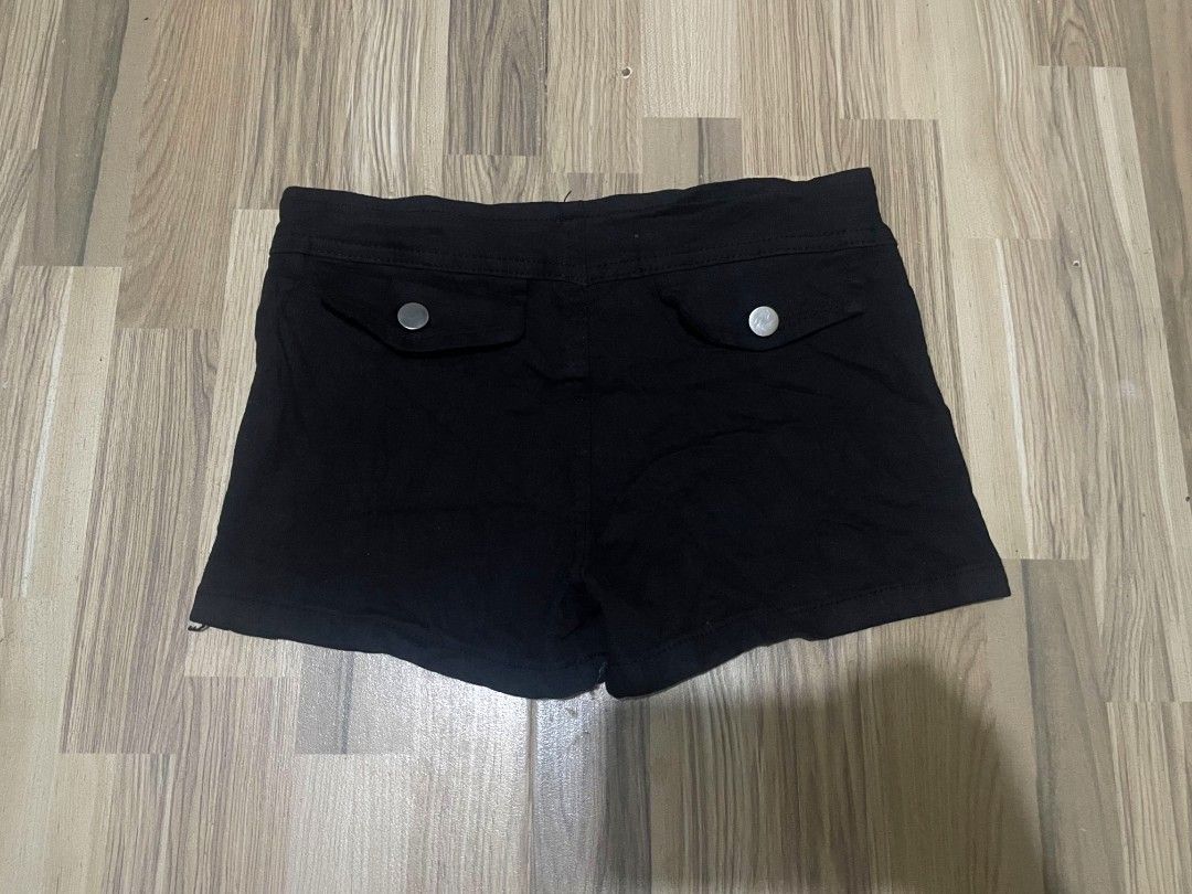 Black Midwaist with Belt (Category: Shorts) located in San Pedro. Submitted by r.vynarchive (Listing ID 1468382238, Image 2). Description: Size 26 Length 9.3 —DM to claim and deets.