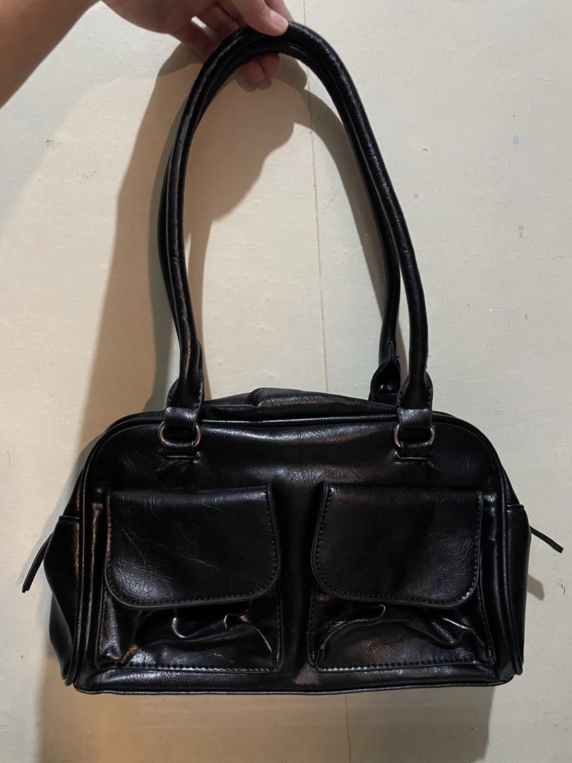 Black shoulder bag (Category: Shoulder Bags) located in Muntinlupa City. Submitted by sashi_ac (Listing ID 1468439126, Image 1). Description: rfs: decluttering.